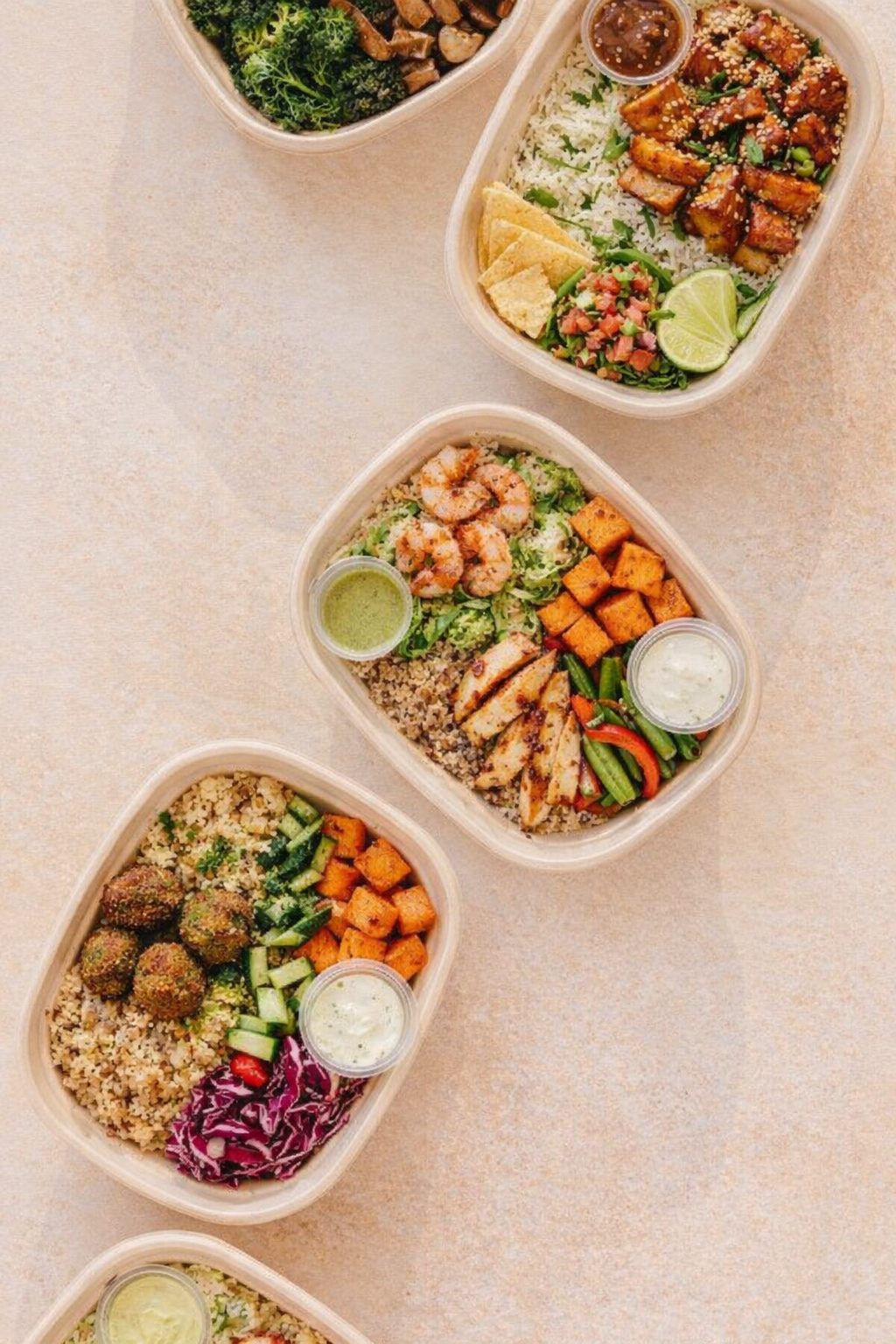 Bowl mixto de pollo y camarón con granos y camote