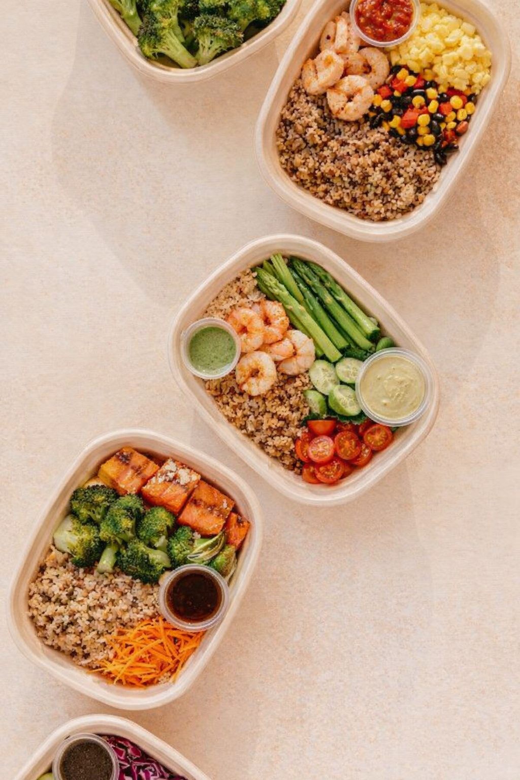 Bowl de camarones con granos y vegetales