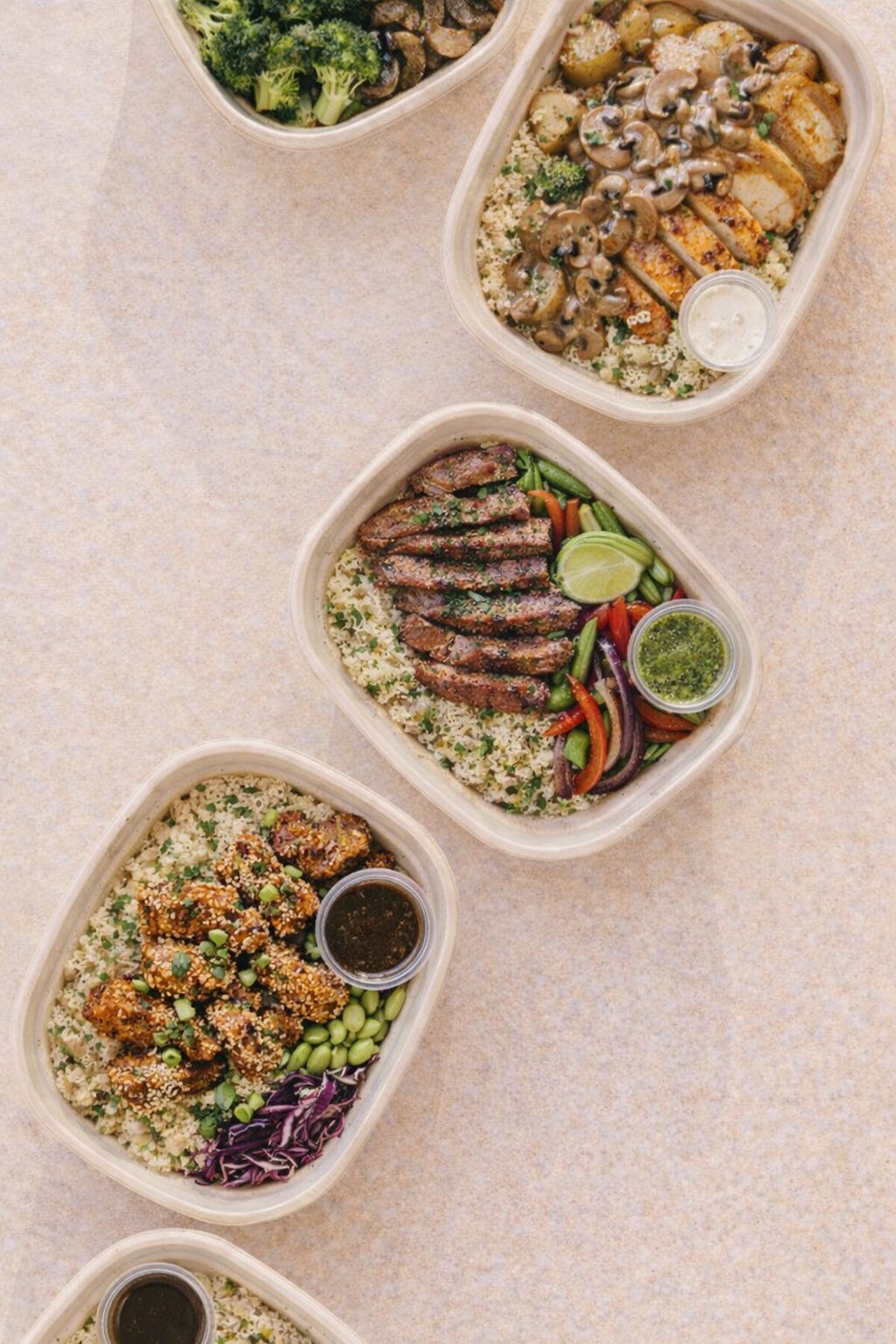 Bowl de comida saludable con ingredientes frescos DeliFit